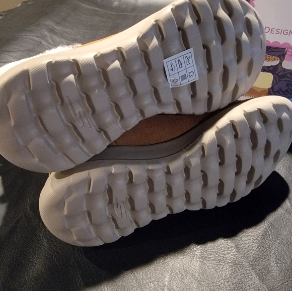 Skechers Go walk boots tan and sherpa - Picture 3 of 5